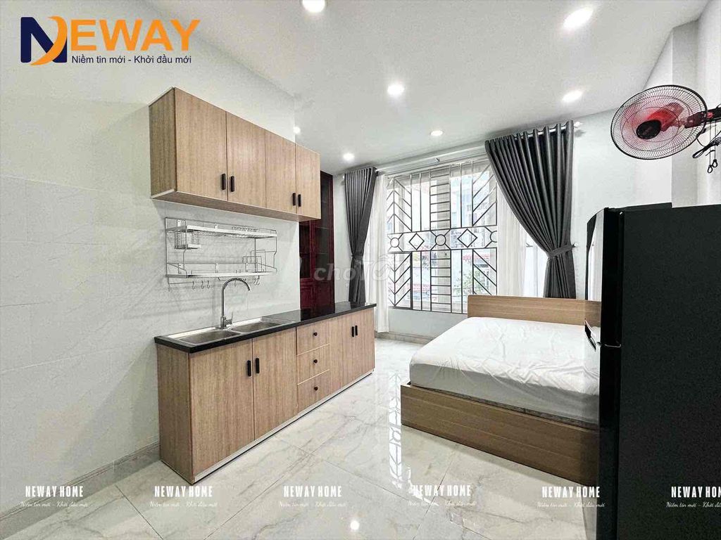 The open window apartment has an elevator full of furniture next to the Y-line bridge.