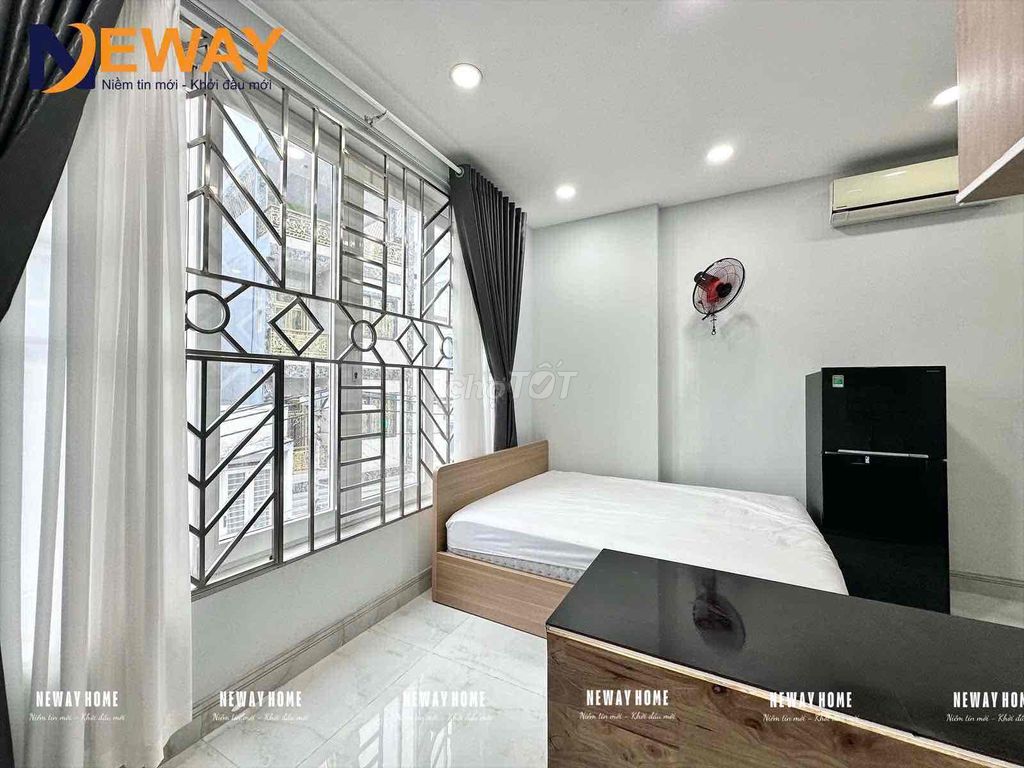 The open window apartment has an elevator full of furniture next to the Y-line bridge.