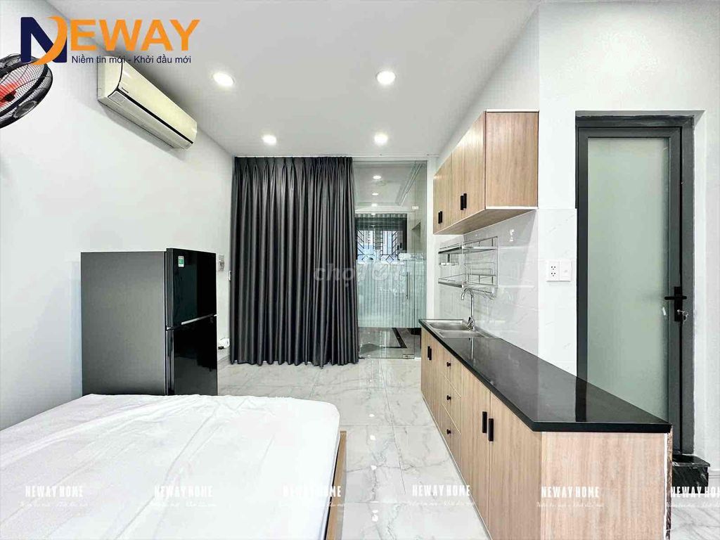 The open window apartment has an elevator full of furniture next to the Y-line bridge.