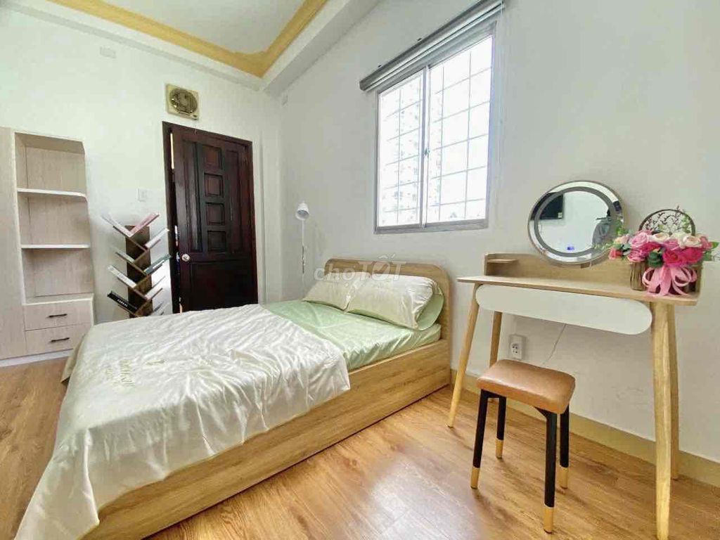 empty the full mini apartment comfort open open sky windows