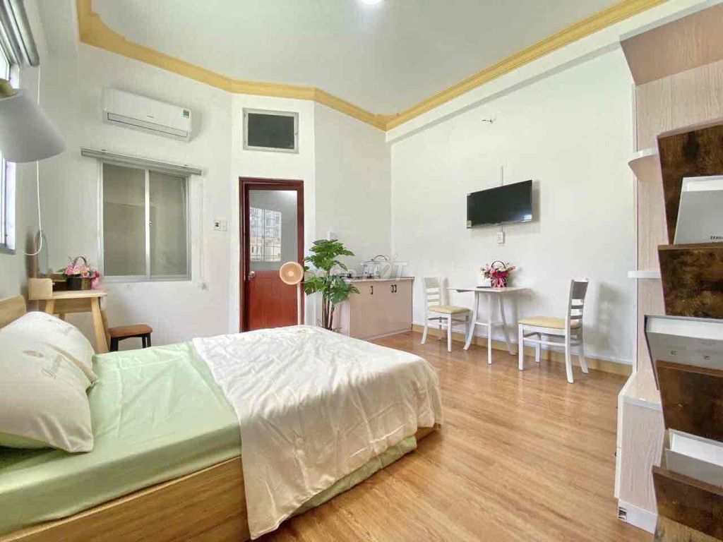 empty the full mini apartment comfort open open sky windows