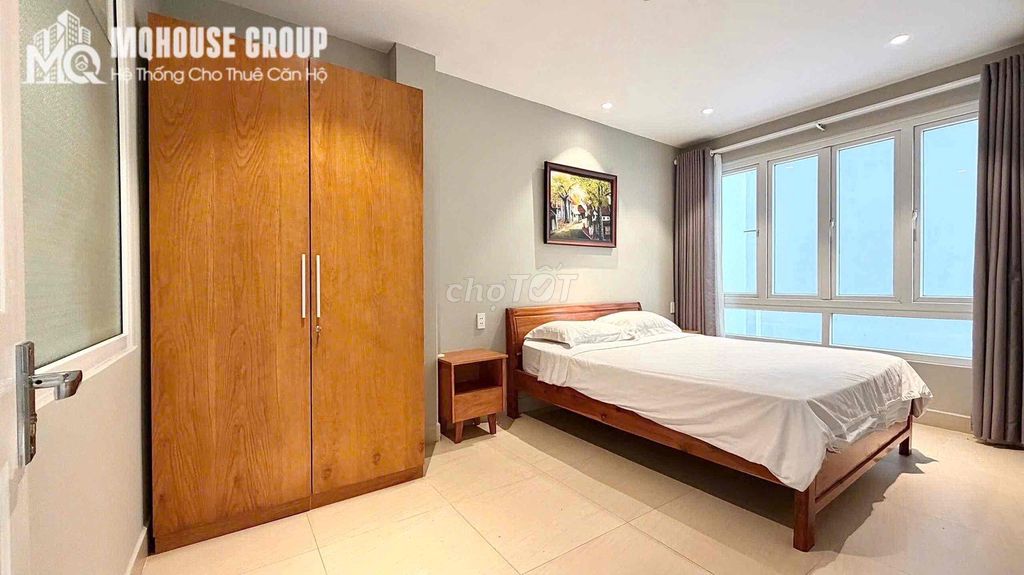 A 50-foot balcony bedroom near the Tang of God, Metro Three Sons 1.