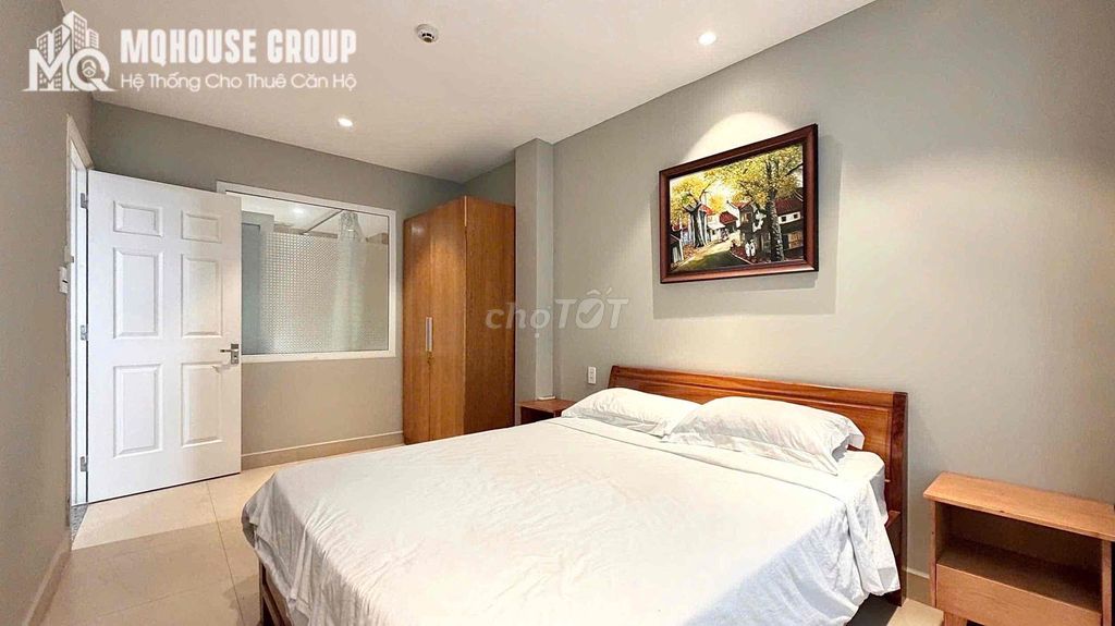 A 50-foot balcony bedroom near the Tang of God, Metro Three Sons 1.