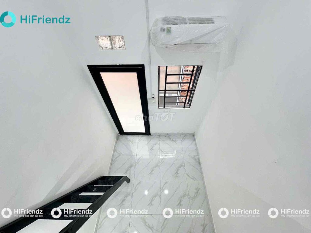 Rent a student's room near a bronze line.
