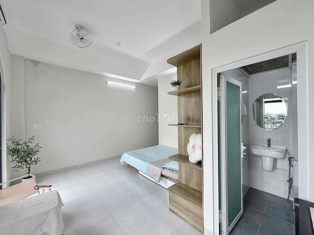 Rents a cheap balcony studio, Nguyễn Văn Lượng.