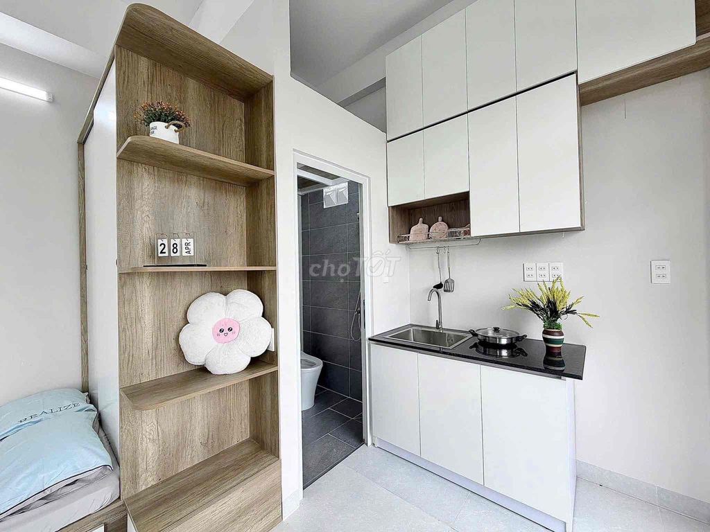 Rents a cheap balcony studio, Nguyễn Văn Lượng.