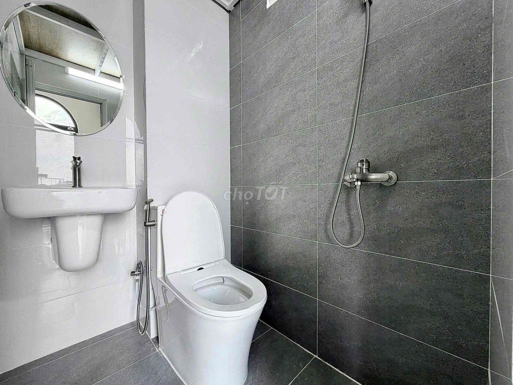 Rents a cheap balcony studio, Nguyễn Văn Lượng.