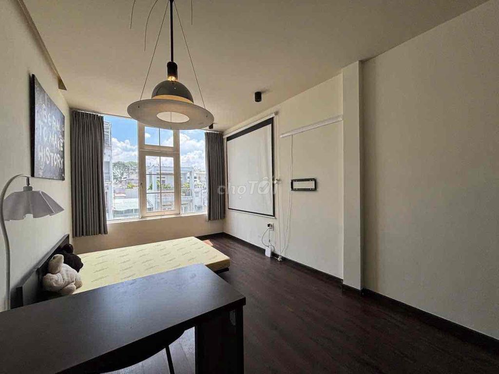The service apartment is right in the 10th district at 7 Lý Thái Tổ.