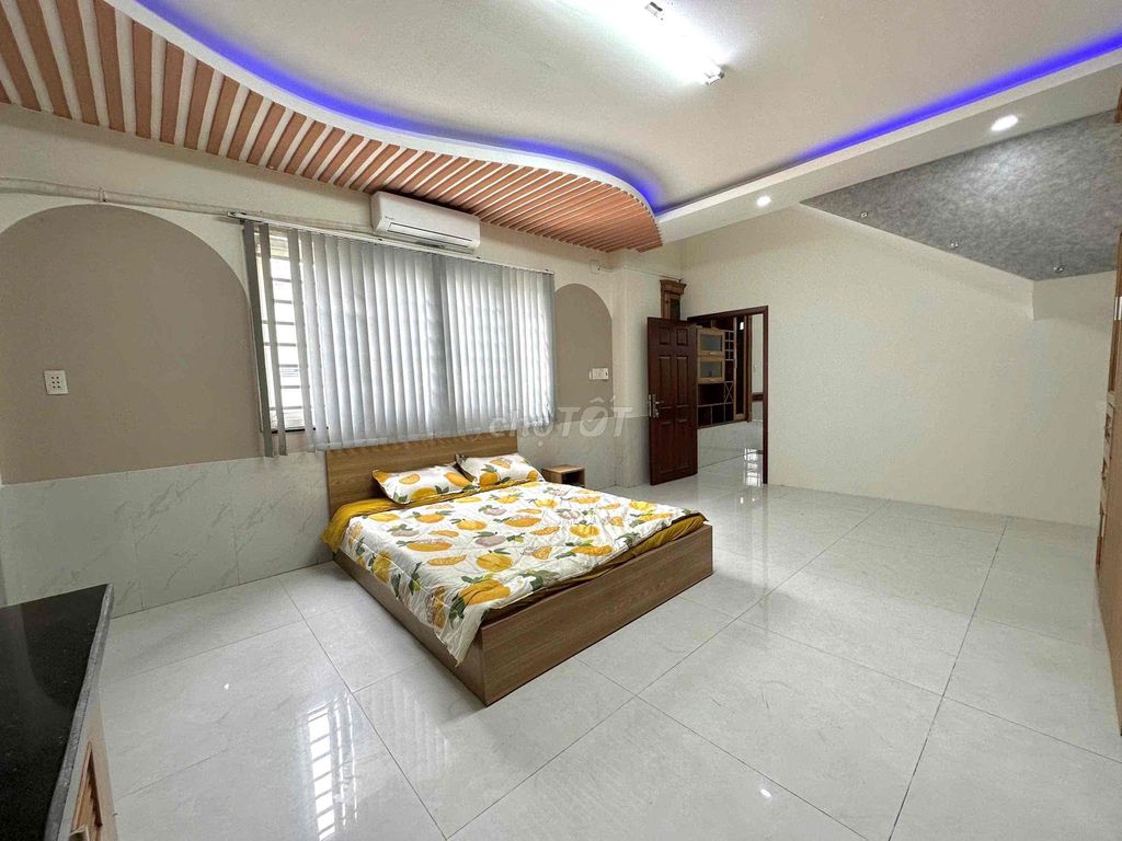 It's the owner who rents a full-in-house apartment, moved in right away, to get a car.