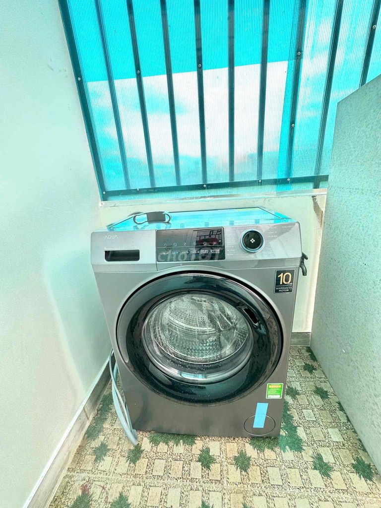 It's the owner who rents a full-in-house apartment, moved in right away, to get a car.