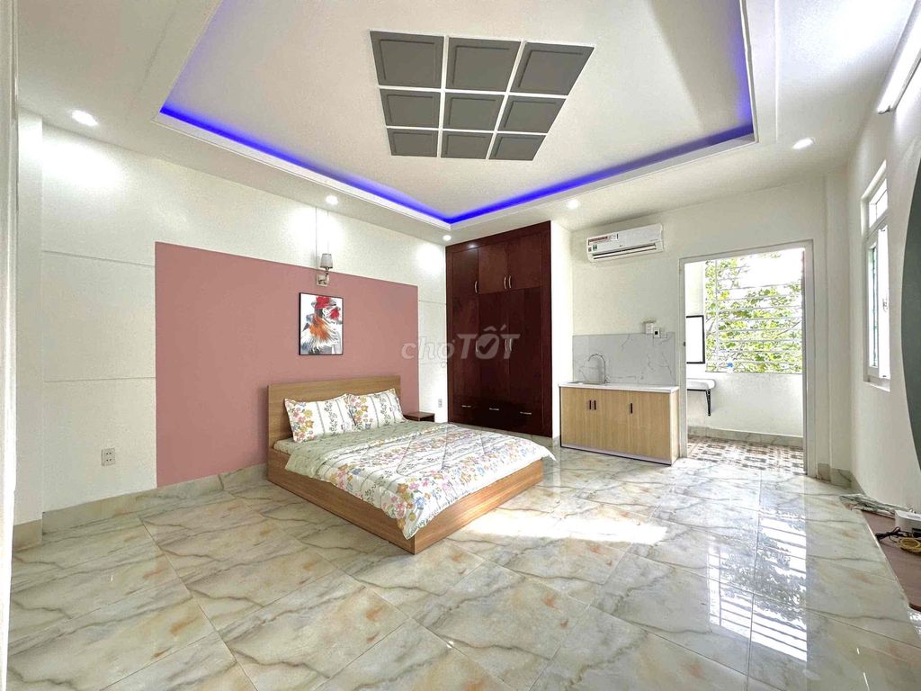 It's the owner who rents a full-in-house apartment, moved in right away, to get a car.