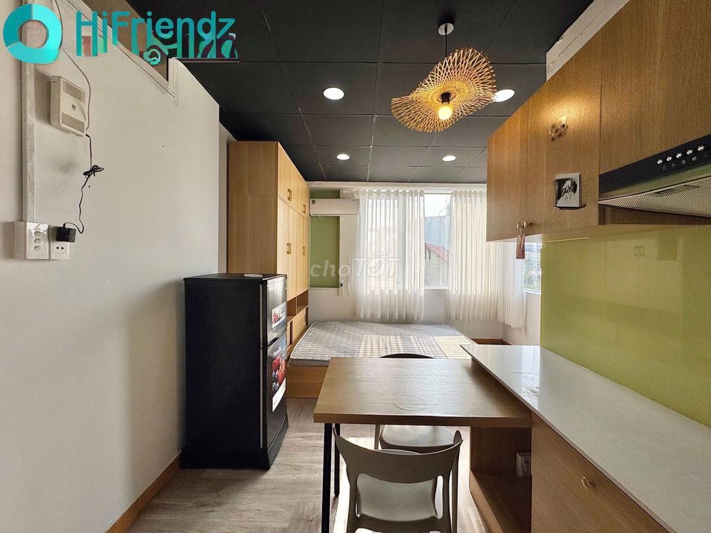 Super cool studio - right on the central line through District 1, District 2...