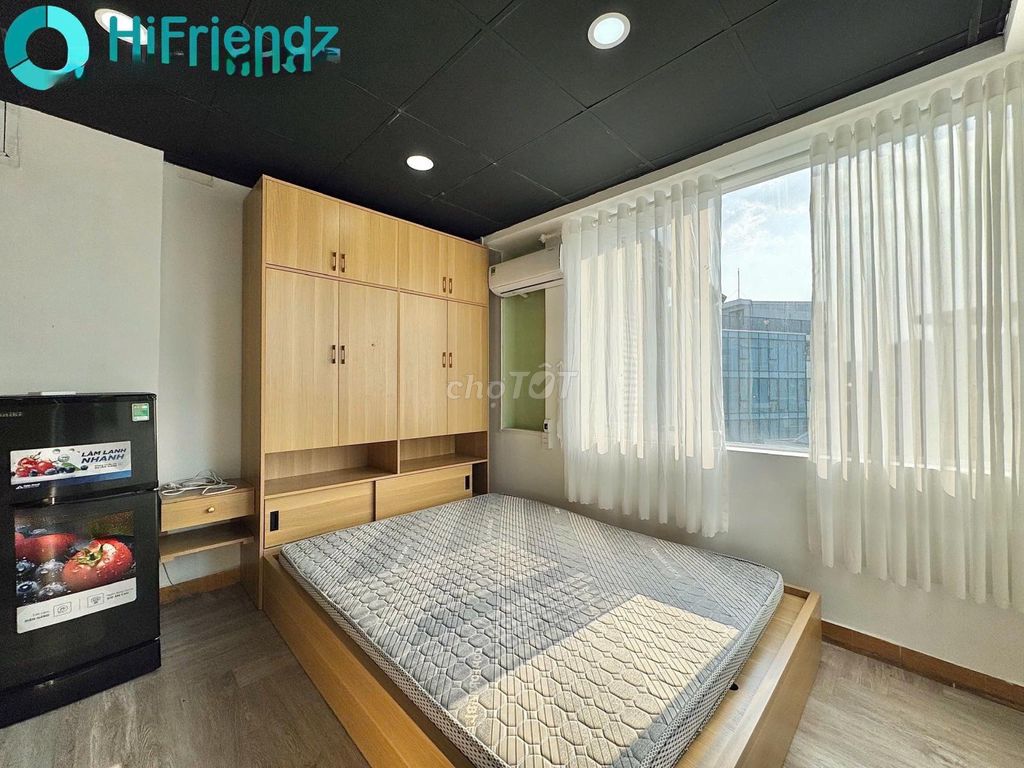 Super cool studio - right on the central line through District 1, District 2...