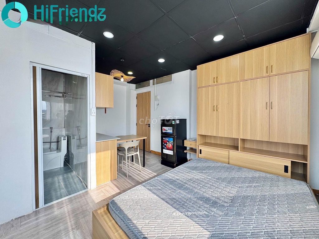 Super cool studio - right on the central line through District 1, District 2...