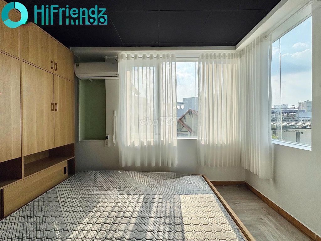 Super cool studio - right on the central line through District 1, District 2...