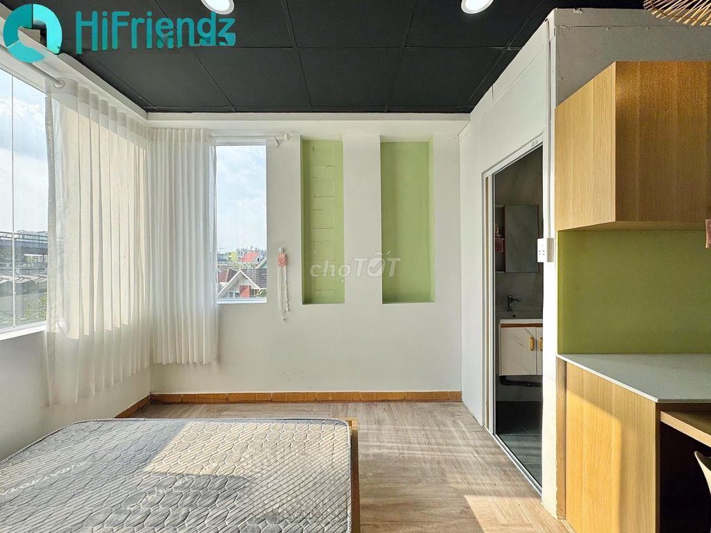 Super cool studio - right on the central line through District 1, District 2...