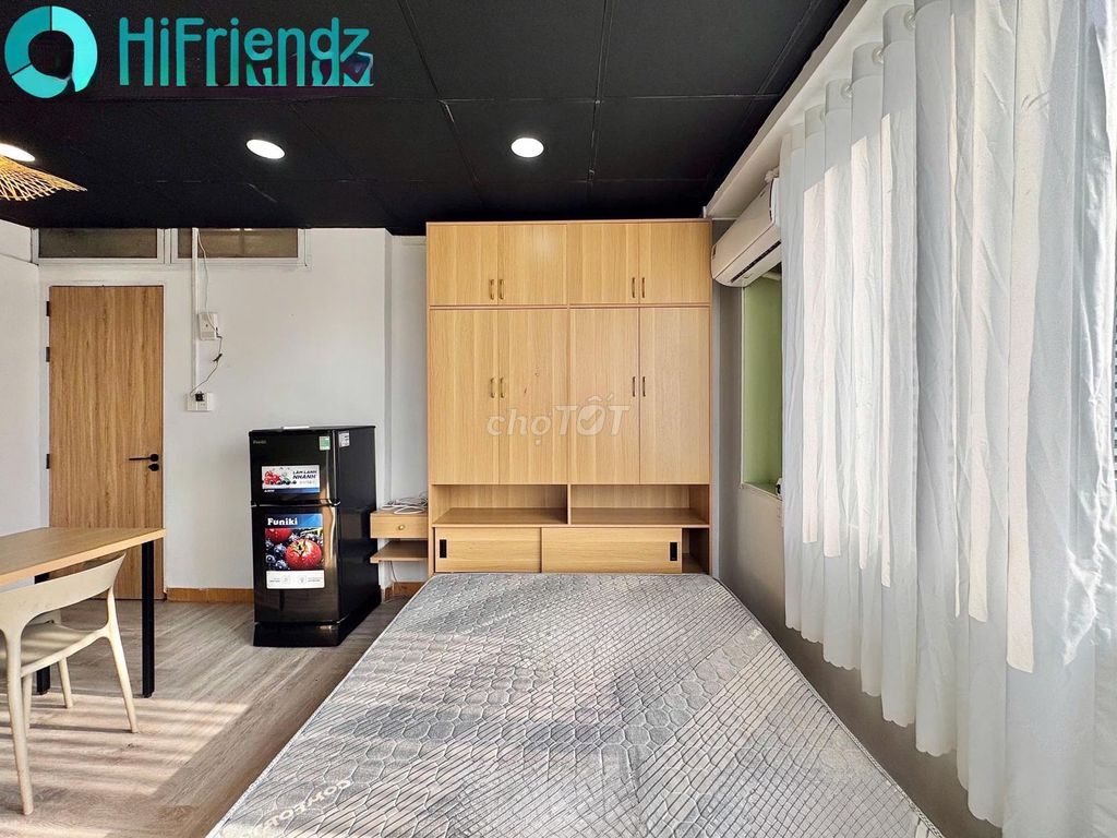 Super cool studio - right on the central line through District 1, District 2...