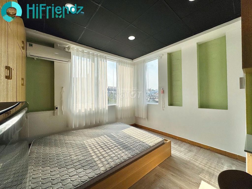 Super cool studio - right on the central line through District 1, District 2...