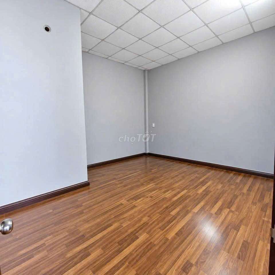 Master himself hired the 5 x 12.1 car. Two bedrooms.