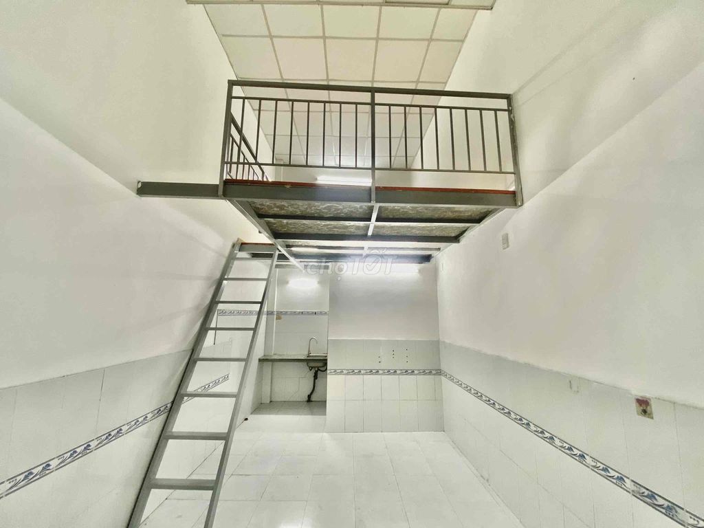ground floor room-- there's a attic-- 27 M2-- 3/3 M/ month.