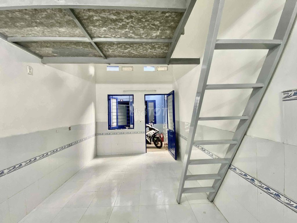 ground floor room-- there's a attic-- 27 M2-- 3/3 M/ month.