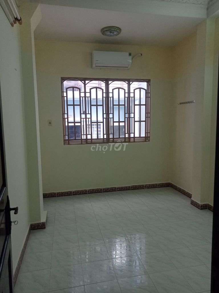 Nguyễn Trãis near Sen School, four bedrooms, four toilets.