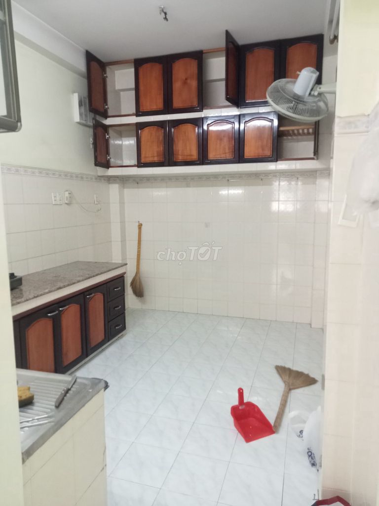 Nguyễn Trãis near Sen School, four bedrooms, four toilets.