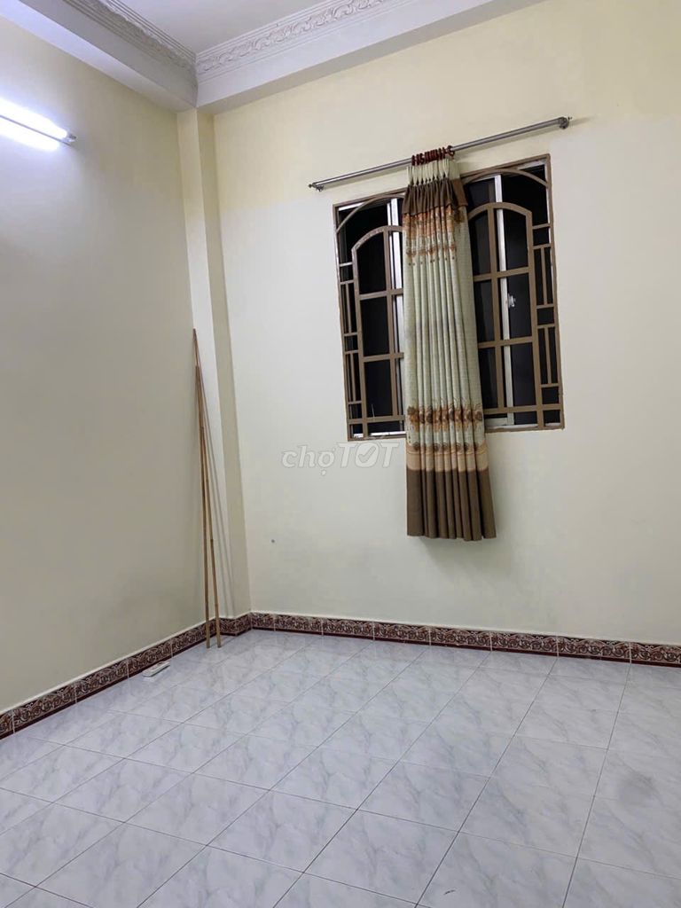 Nguyễn Trãis near Sen School, four bedrooms, four toilets.