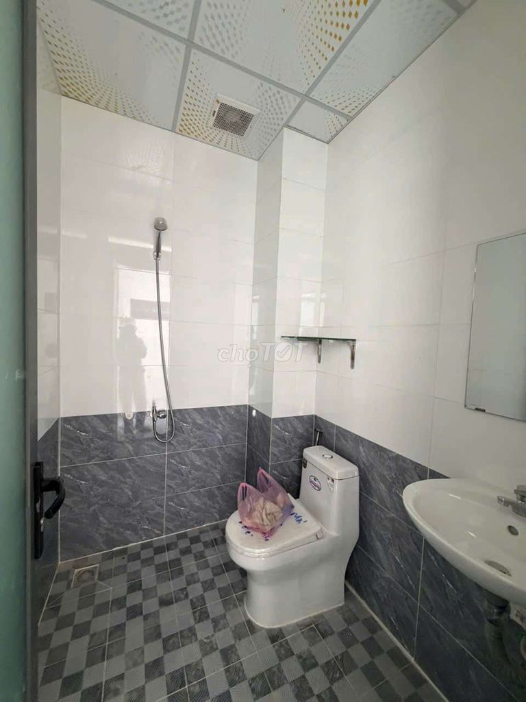 Rent a house. Four-and-a-half meters, two bedrooms, two car park toilets.