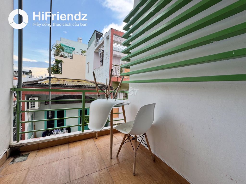 Wide balcony studio