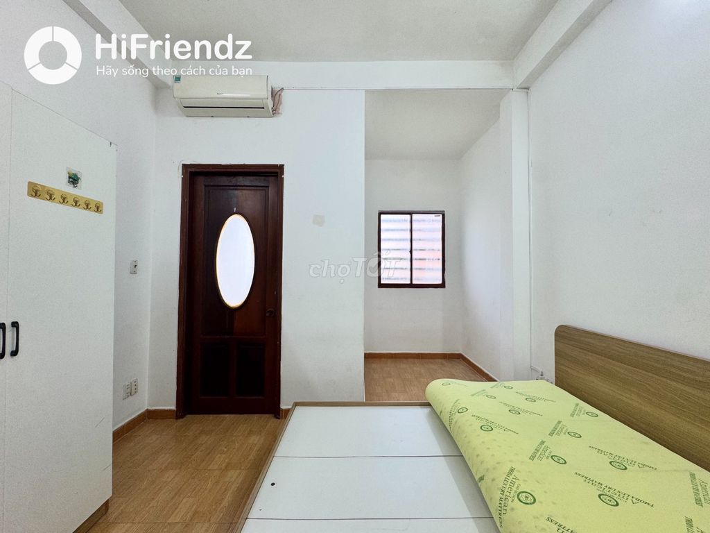 Wide balcony studio