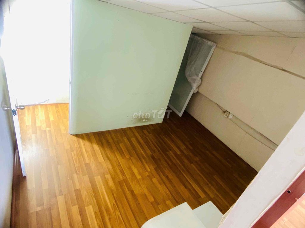 Rent apartment 50 meters downtown.