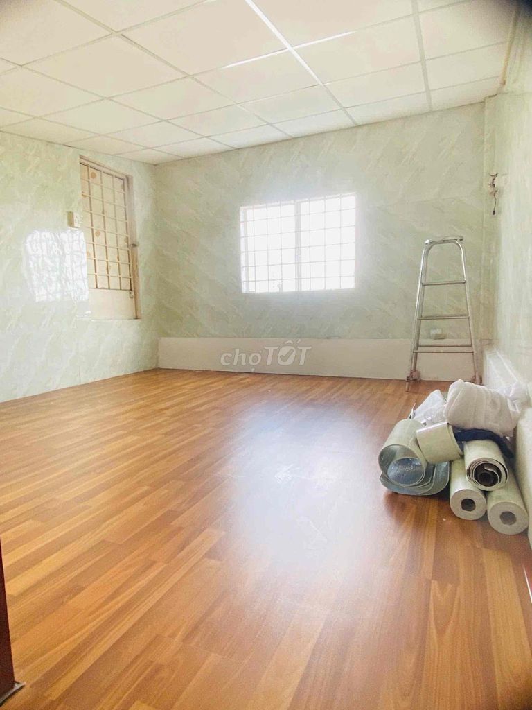 Rent apartment 50 meters downtown.