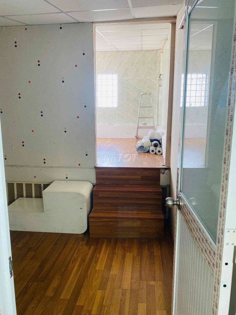 Rent apartment 50 meters downtown.