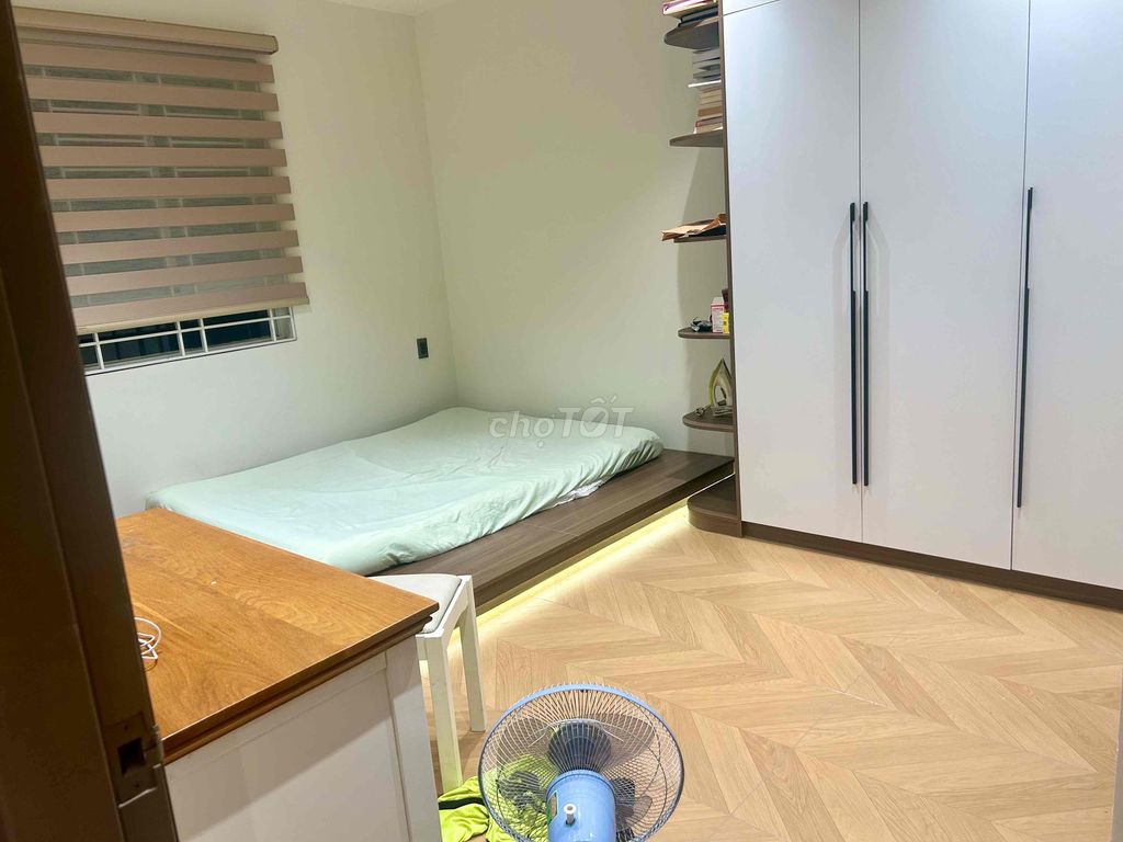 Rent an apartment of Kim Beaver's 93 meters.