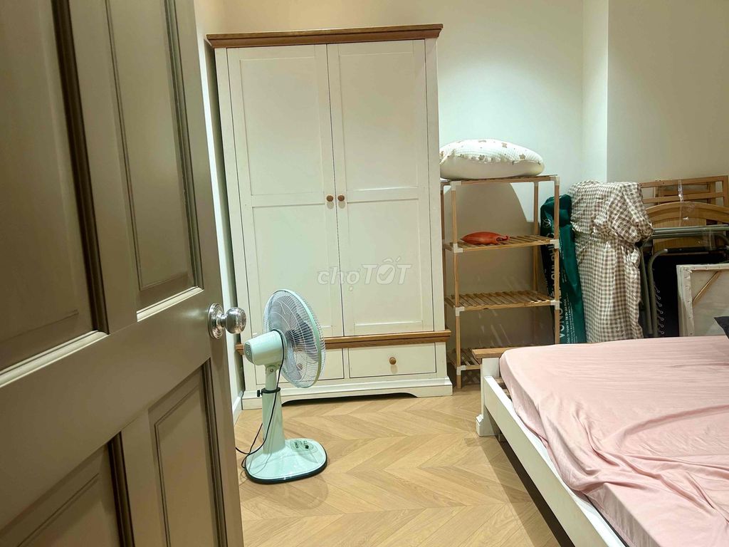 Rent an apartment of Kim Beaver's 93 meters.