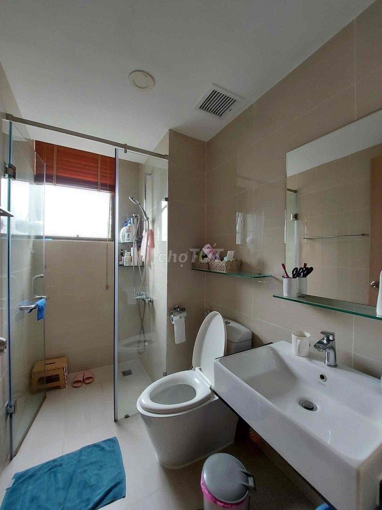 Rent a Botania Parkview apartment. Three bedrooms. Two hundred and fifty feet of toilet near the park.