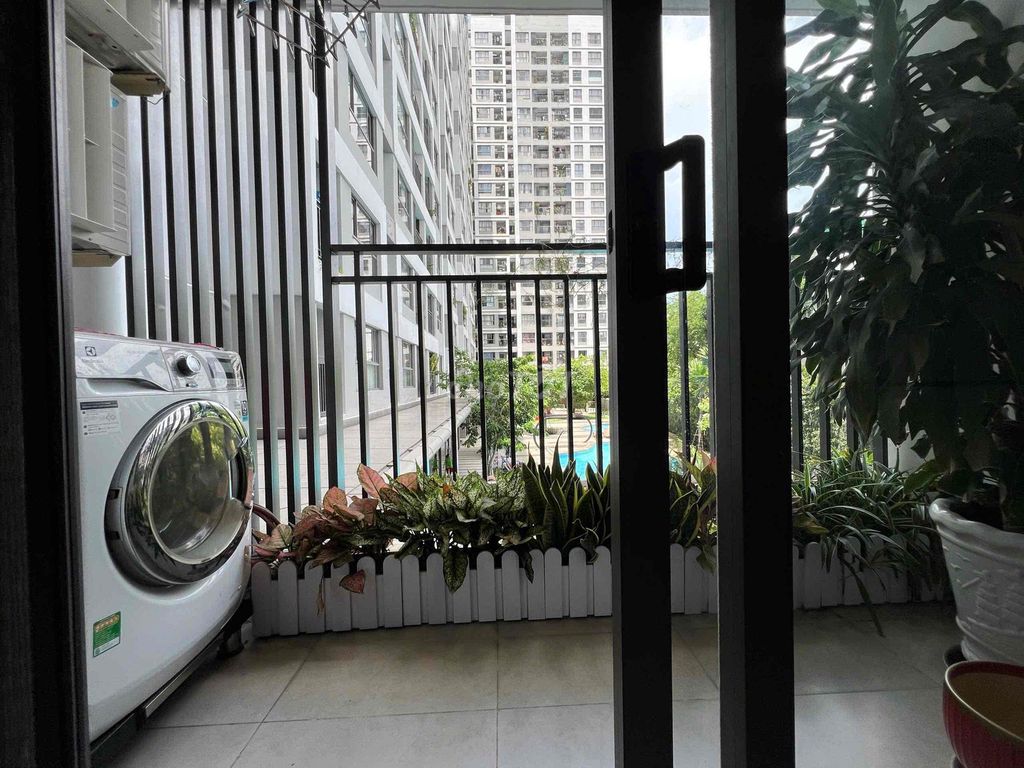 Rent a Botania Parkview apartment. Three bedrooms. Two hundred and fifty feet of toilet near the park.