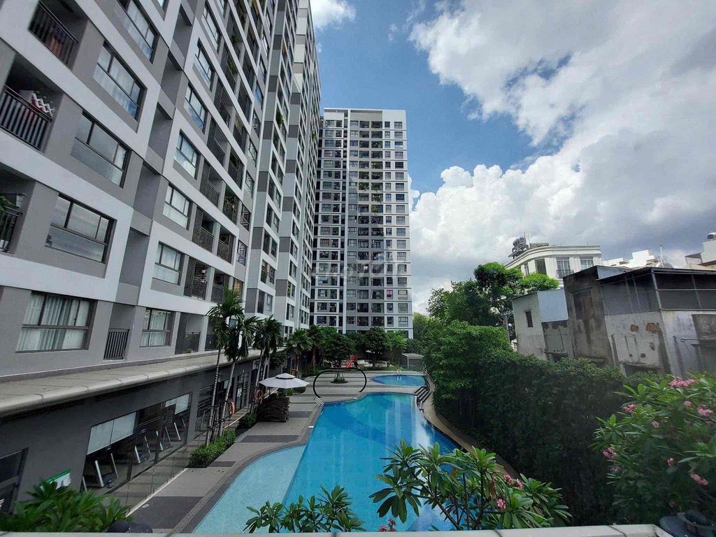 Rent a Botania Parkview apartment. Three bedrooms. Two hundred and fifty feet of toilet near the park.