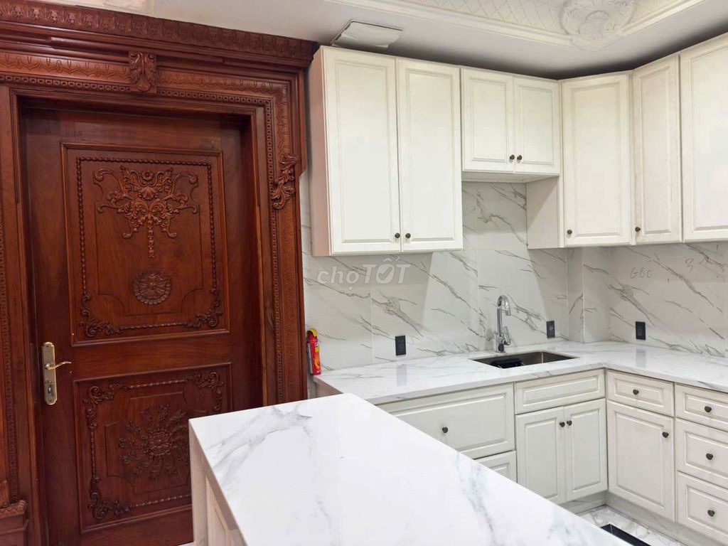The full house 10 x 20 has five bedrooms. Six toilets in the parking lot.