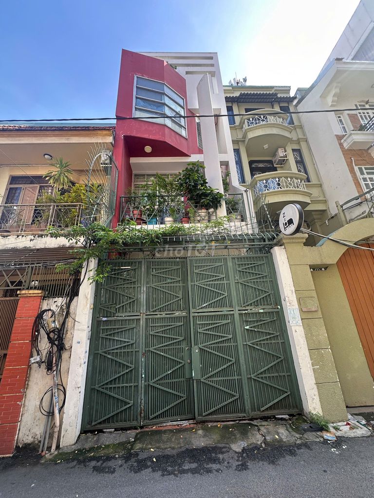 Original housing, county front 1,1 million l, area: 4 x20, bid: 45 million