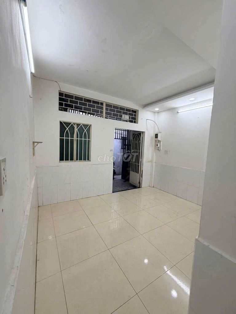 Home is on Phạm Văn Đồng.