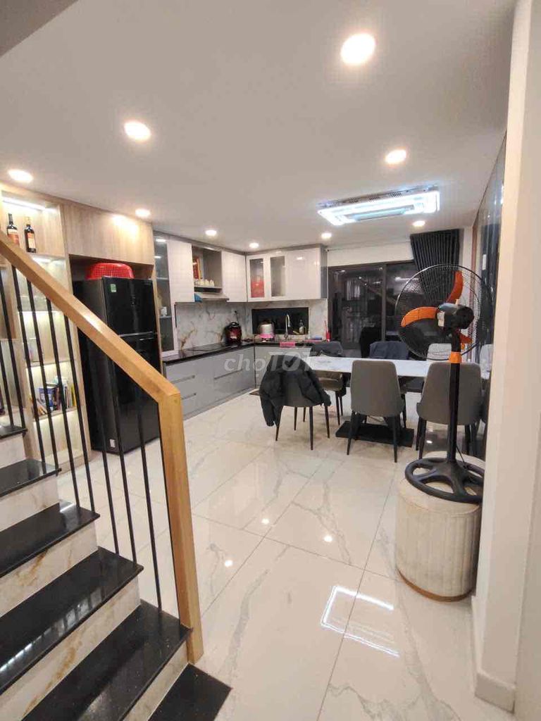 Nice place to meet you at the station. Three-story flights, four bathroom bedrooms. P in the air, P worships