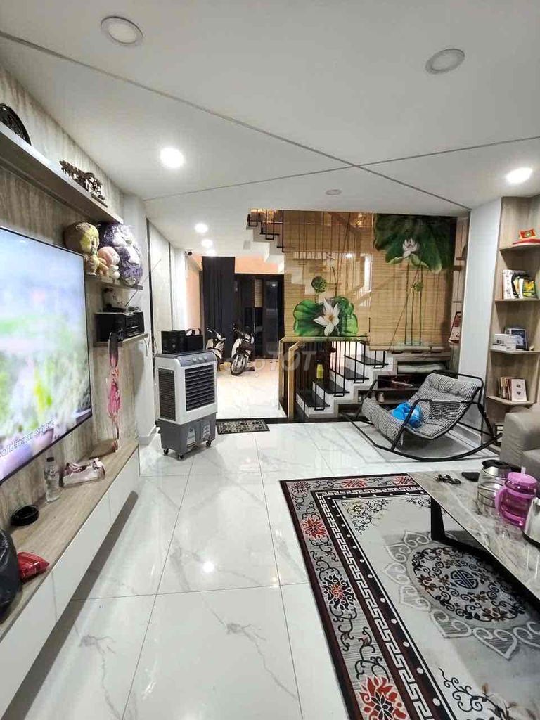 Nice place to meet you at the station. Three-story flights, four bathroom bedrooms. P in the air, P worships