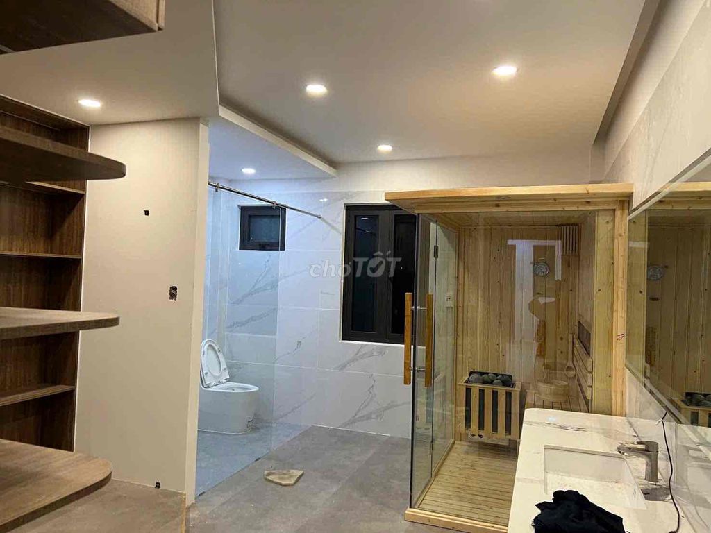 Nice place to meet you at the station. Three-story flights, four bathroom bedrooms. P in the air, P worships