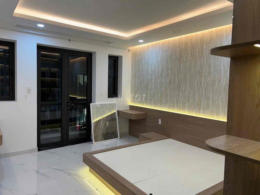 Nice place to meet you at the station. Three-story flights, four bathroom bedrooms. P in the air, P worships
