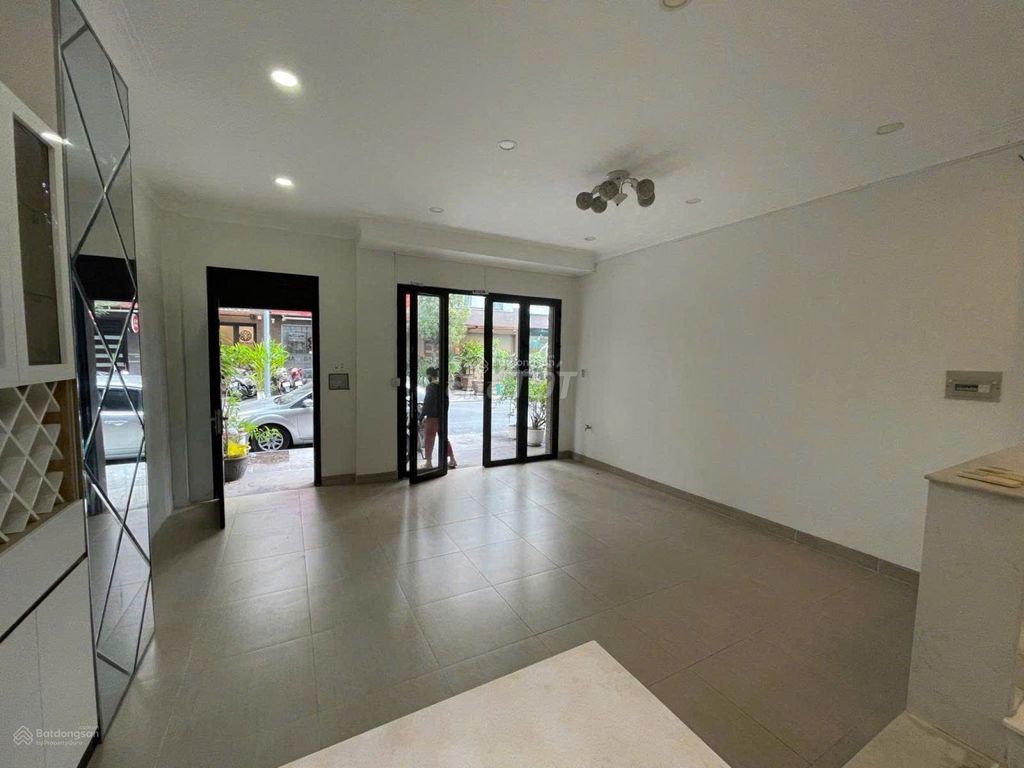 Rent the Streets next to Hado inland. area: 5.5 x 13 meters, 4 stories, 5 bedrooms.