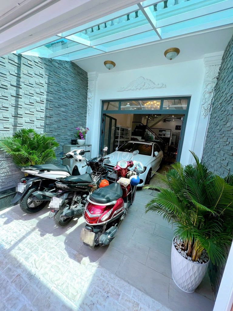 Nice four-story alleyway Huỳnh Tấn Phát.