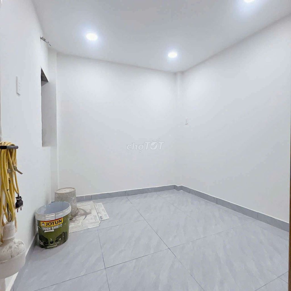 Renting the entire Hoàng Diệu alley, 4th.