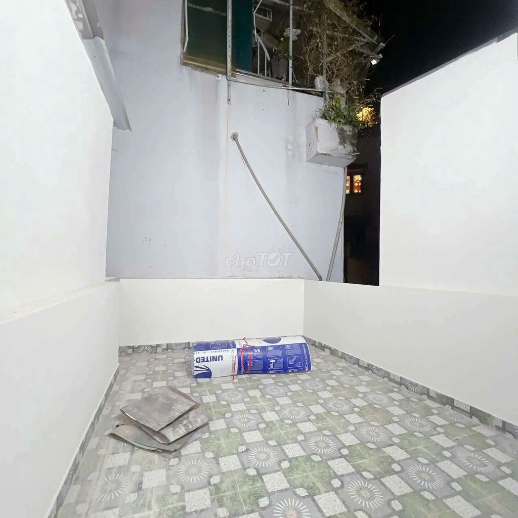 Renting the entire Hoàng Diệu alley, 4th.